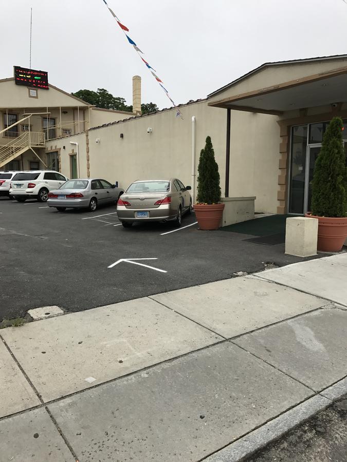 Waterbury Big Apple Motel Exterior photo